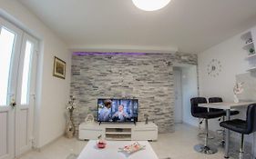 S&V Deluxe Apartments